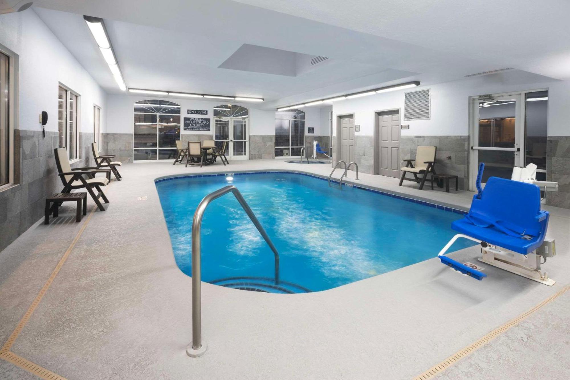 Country Inn & Suites By Radisson Asheville Downtown Tunnel Road Eksteriør billede