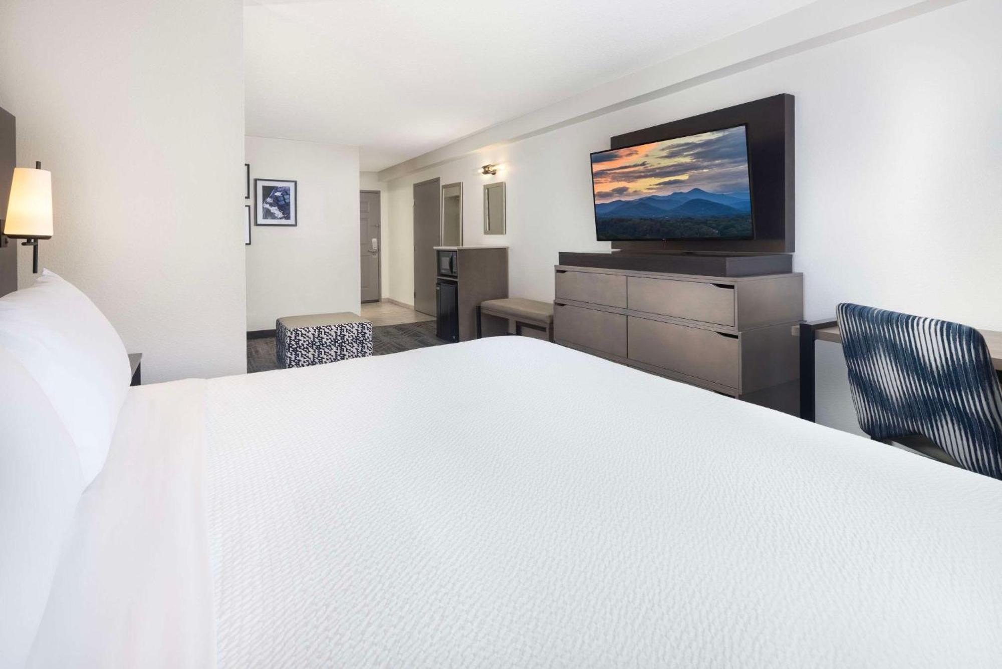 Country Inn & Suites By Radisson Asheville Downtown Tunnel Road Eksteriør billede